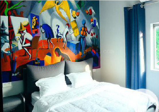  宜黄对于酒店的墙体彩绘而言更注重哪些方面？